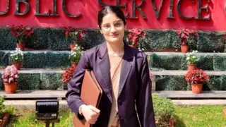 प्रशासनिक सेवा में चयनित आस्था सिंह। साभार स्वजन