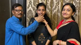 डॉ. दीपाली महतो को मिठाई खिलाते उनके स्वजन। फोटो: जागरण