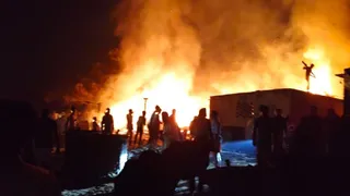 प्रखंड के मच्छरगावां नगर पंचायत के नवगावां गांव में अलाव की आग से जले घर और आग की तेज लपटें। जागरण
