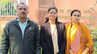 अपने माता-पिता के साथ सिविल सेवा परीक्षा, 2025 में 185वां रैंक लाने वाली रितिका पाण्डेय।