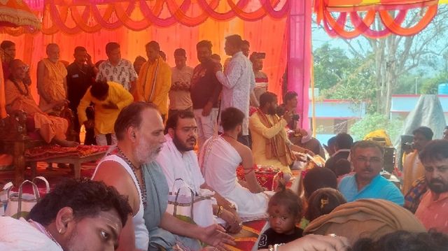 मनोहरपुर: जगद्गुरु शंकराचार्य ने कराया 350 लोगों का शुद्धिकरण, 100 परिवारों की हुई 'घर वापसी'
