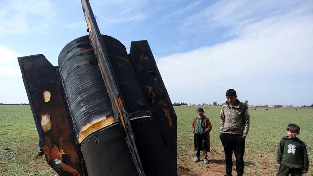  मिडिल ईस्ट में जारी तनाव के बीच सीरिया में फुस्स हुई ईरानी मिसाइल बनी बच्चों के लिए खेल का सामान