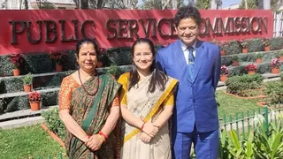 अनुप्रिया पिता चीफ फार्मासिस्ट मुकुल कुमार राय और माता फार्मासिस्ट किरण राय के साथ।
