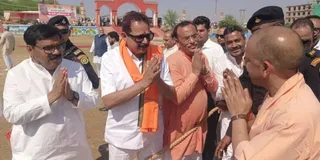 हैलीपेड पर उतरने के बाद जनप्रतिनिधियों से मुलाकात करते सीएम योगी।