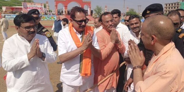 पवनहंस हेलीपैड के मेन गेट तक का नहीं था रास्ता, CM Yogi आए तो रातों रात बना दी डामर की सड़क; अधिकारियों को कोस रही जनता
