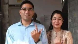 डीसी चंबा मुकेश रेप्सवाल पत्नी प्रियंका के साथ।