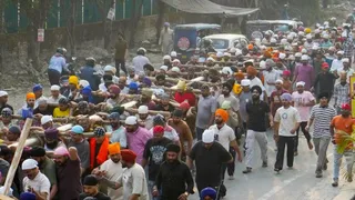 पटेलनगर से नए ध्वज दंड को लेकर दरबार साहिब लेकर जाती दूर-दराज से आइ संगत। साभार- दरबार साहिब