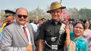 बिहार के गया स्थित ओटीए में पासिंग आउट परेड के दौरान माता-पिता के साथ स्मिथ बिष्ट। साभार-स्वजन