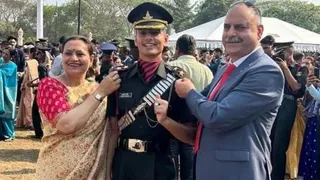 सेना में लेफ्टिनेंट बने मंडी के अनुराग माता-पिता के साथ।