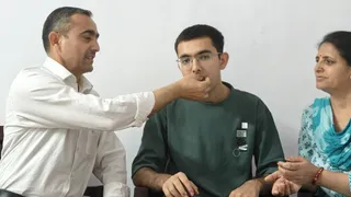 विकास पंवर को मिठाई खिलाते हुए माता-पिता। सौजन्य स्वजन