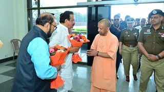 सीएम का स्वागत करते केंद्रीय मंत्री एसपी सिंह बघेल और यूपी के मंत्री योगेंद्र उपाध्याय।