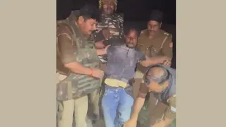 टांडा में पुलिस मुठभेड़ में गिरफ्तार सुरेंद्र मांझी हत्याकांड के आरोपित प्रेमचंद उर्फ चंदू को घायलावस्था में लेकर जाते पुलिसकर्मी।