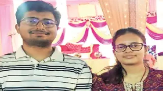 आजमगढ़ के भाई-बहन आदित्य-आयुषी ने यूपीएससी में लहराया परचम, नियमित पढ़ाई से मिली सफलता।