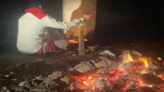चिता के पास बैठकर तंत्र क्रिया करता आरोपित। वीडियो ग्रेब