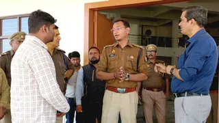 सीएम के दौरे के लिए सुरक्षा पर बातचीत करते एसएसपी व डीएम।