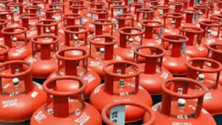 देश में घरेलू LPG 60 तो कमर्शियल सिलेंडर 115 रुपए हुआ महंगा, आज से प्रभावी होंगी नई दरें - lpg cylinder prices soar domestic up 60 commercial 115