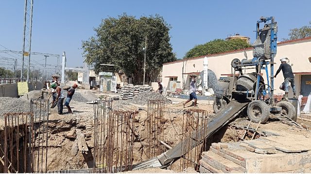 सिरसा रेलवे स्टेशन पर जल्द बनकर तैयार होगा फुट ओवरब्रिज, इलेक्ट्रिक सीढ़ियों के निर्माण में लगेगा समय
