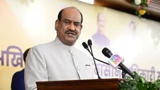 बिरला को स्पीकर पद से हटाने के नोटिस पर सोमवार को विचार करेगी लोकसभा (फाइल फोटो)