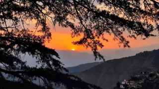 चकराता से शनिवार शाम को कुछ इस तरह नजर आया सूर्यास्त का नजारा।
