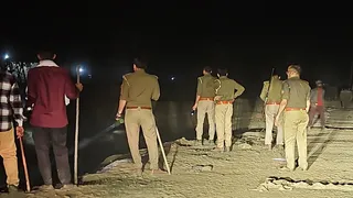 बिजनौर के खादर क्षेत्र में वन गुर्जरों को खदेड़ती वन विभाग की टीम। सौ. वन विभाग।