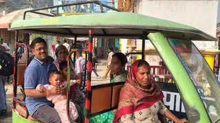 टनकपुर में ई-रिक्शा चलाती गौरा देवी : जागरण