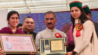 जिला सिरमौर के नाहन में महिला दिवस पर आंगनबाड़ी कार्यकर्ता को सम्मानित करते मुख्यमंत्री सुखविन्द्र सिंह सुक्खू व अन्य। जागरण