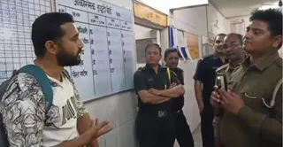 जिला अस्पताल में पुलिस कर्मी से बहस करता अशोक मीणा। जागरण