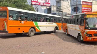 रोडवेज बस।