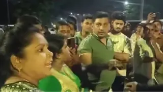छिनतई की घटना के बाद पुलिस-प्रशासन के खिलाफ हंगामा करते लोग।