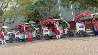 आत्मनिर्भर बन रहीं आगरा की महिलाएं, ई-रिक्शा से पर्यटन को बढ़ावा