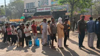 सेक्टर चार स्थित गैस एजेंसी के बाहर सिलेंडर के लिए कतार में खड़े लोग। जागरण