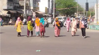 शनिवार को तेज धूप से बचाव महिलायें दोपहर के समय महेंद्रगढ रोड नारनौल से महावीर चौक होकर बाजार की तरफ जाती हुई। जागरण