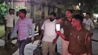 बुलेटप्रूफ जैकेट पहनकर भरतपुर जेल से बाहर आया मोनू मानेसर (फोटो- एक्स)