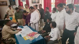 शिकायत लेकर पुलिस थाने पहुंचे ईसाई समुदाय के लोग।
