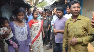 खादगढ़ा बस स्टैंड के पास चुनवा टोली में निरीक्षण करती मेयर। (जागरण)