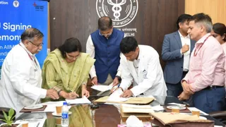 मदर्स नेस्ट पहल पर हस्ताक्षर करते एम्स निदेशक प्रो. एम श्रीनिवास, एचसीएल फाउंडेशन की निदेशक एवं अन्य: फोटो: एम्स
