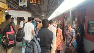 होली स्पेशल ट्रेनों के बाद भी यात्रियों को नहीं मिल रही राहत।
