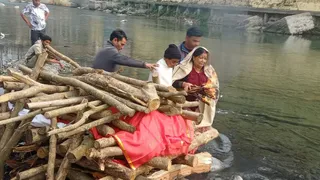 बागेश्वर के सरयू-गोमती संगम पर मां की चिंता को बेटियों ने दी मुखाग्नि। जागरण