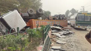 (Mohabbewala-Heavy Truck Overturned) देहरादून के मोहब्बेवाला के पास मार्बल्स से भरा ट्रक पलटा, हाईवे पर यातायात  बाधित - marble truck overturns near mohabbevala highway traffic disrupted  in doon