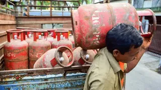 बड़ी खबर! 25 दिन से पहले नहीं होगी LPG सिलेंडर की बुकिंग, जमाखोरी रोकने के लिए सरकार ने उठाया बड़ा कदम