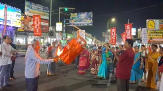 रसोई गैस की कीमत में बढ़ोतरी को लेकर प्रतीकात्मक गैस सिलेंडर जलाकर विरोध प्रदर्शन करते लोग।
