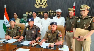 मुजफ्फरनगर पुलिस लाइन में पत्रकार वार्ता में आरोपितों के बारे में जानकारी देते अधिकारी।