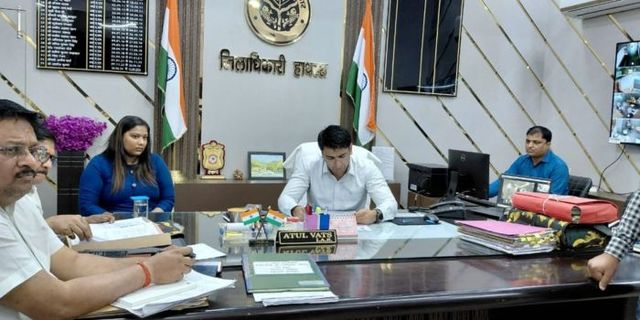 फिल्म नायक की तरह कनिका बनीं एक दिन की डीएम, हाथरस में दिया गया महिला सशक्तीकरण का संदेश
