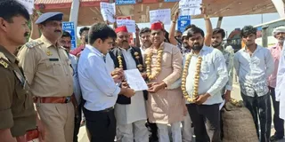 प्रदर्शन के बाद एसडीएम एत्मादपुर को ज्ञापन देते सपाई।