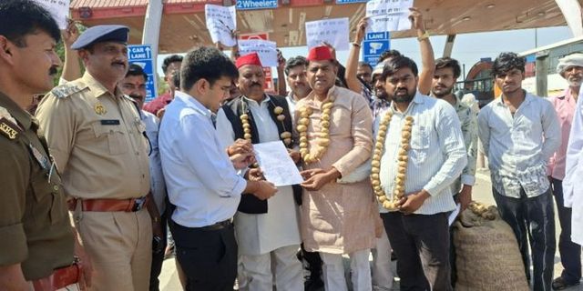 यमुना एक्सप्रेसवे पर आलू के भाव को लेकर सपाइयों ने किया प्रदर्शन, एक लेन रोकी तो पुलिस से नोकझोंक; चार कार्यकर्ता हिरासत में
