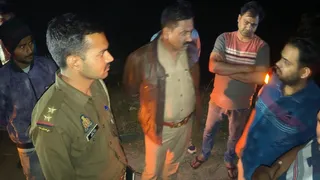 घटना के बाद पीड़ित कारोबारी दीपांशु से पूछताछ करती पुलिस। जागरण