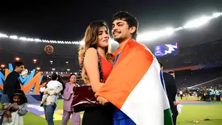 जीत के बाद ईशान को निहारती उनकी गर्लफ्रेंड
