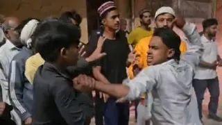 बढ़ापुर के मुहल्ला नौमी में मारपीट करते युवक l वीडियो ग्रैब
