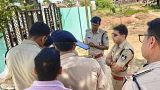 घटनास्थल पर पड़ताल करती पुलिस।