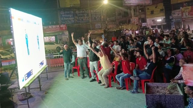 IND vs NZD: भारत के टी20 वर्ल्ड कप जीतने पर फतेहपुर में जमकर आतिशबाजी, बंटी मिठाई
